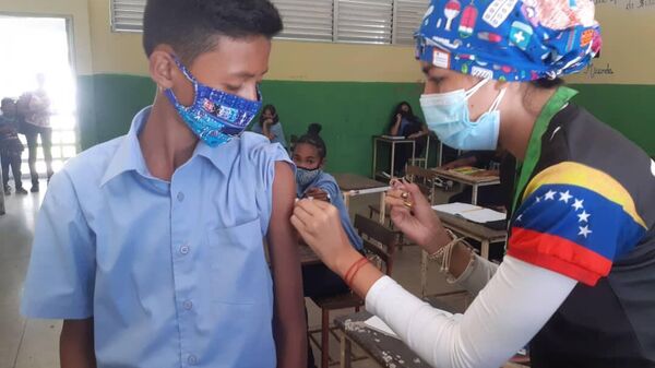 Niños venezolanos reciben la primera dosis de la vacuna Sinopharm contra el COVID-19 - Sputnik Mundo