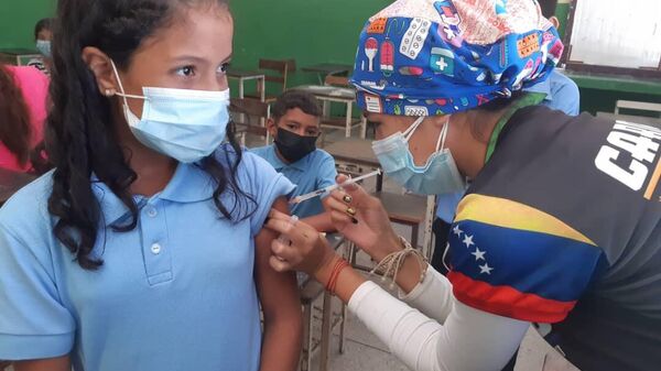 Niños venezolanos reciben la primera dosis de la vacuna Sinopharm contra el COVID-19 - Sputnik Mundo