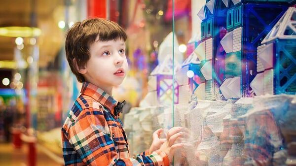 Un niño en el shopping - Sputnik Mundo