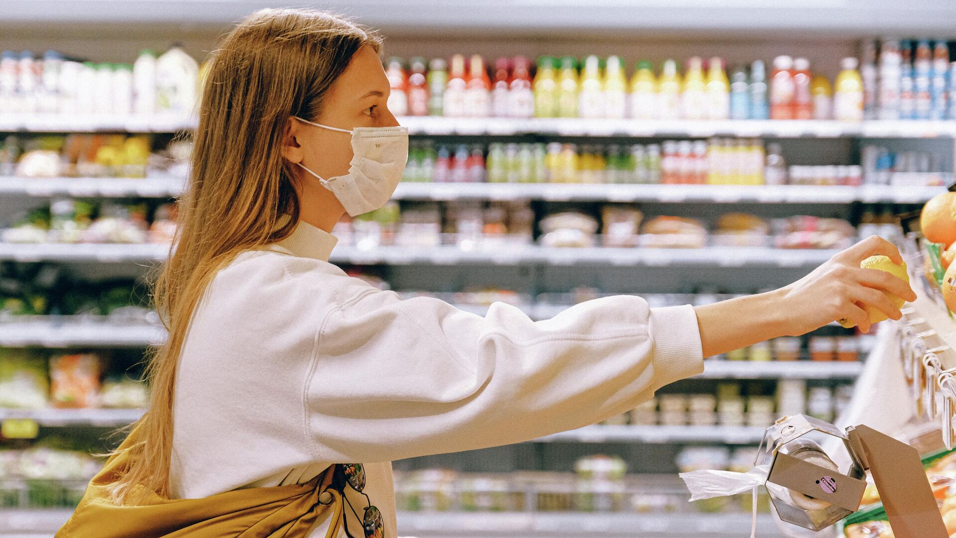 Una mujer de compras en un supermercado - Sputnik Mundo, 1920, 03.02.2022