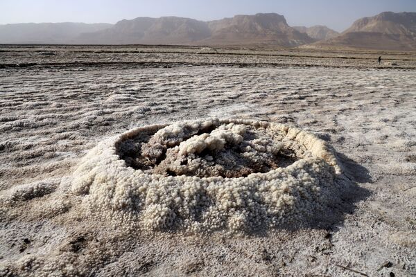 El mar Muerto solía abastecerse de las aguas del legendario río Jordán. Sin embargo, hoy en día se está convirtiendo en un arroyo sucio. En la foto: un vórtice formado por minerales cristalizados en la parte seca del mar Muerto. - Sputnik Mundo