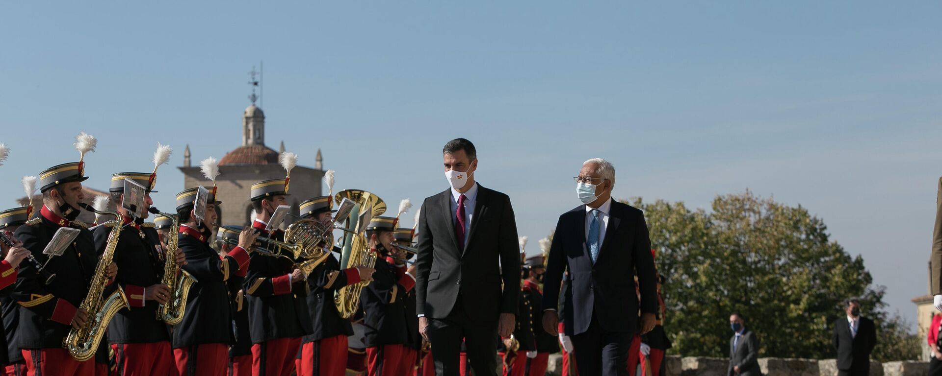 El presidente del Gobierno, Pedro Sánchez (i) y el primer ministro de Portugal, Antonio Costa (d), a su llegada a la XXXII Cumbre Hispano-Portuguesa - Sputnik Mundo, 1920, 28.10.2021