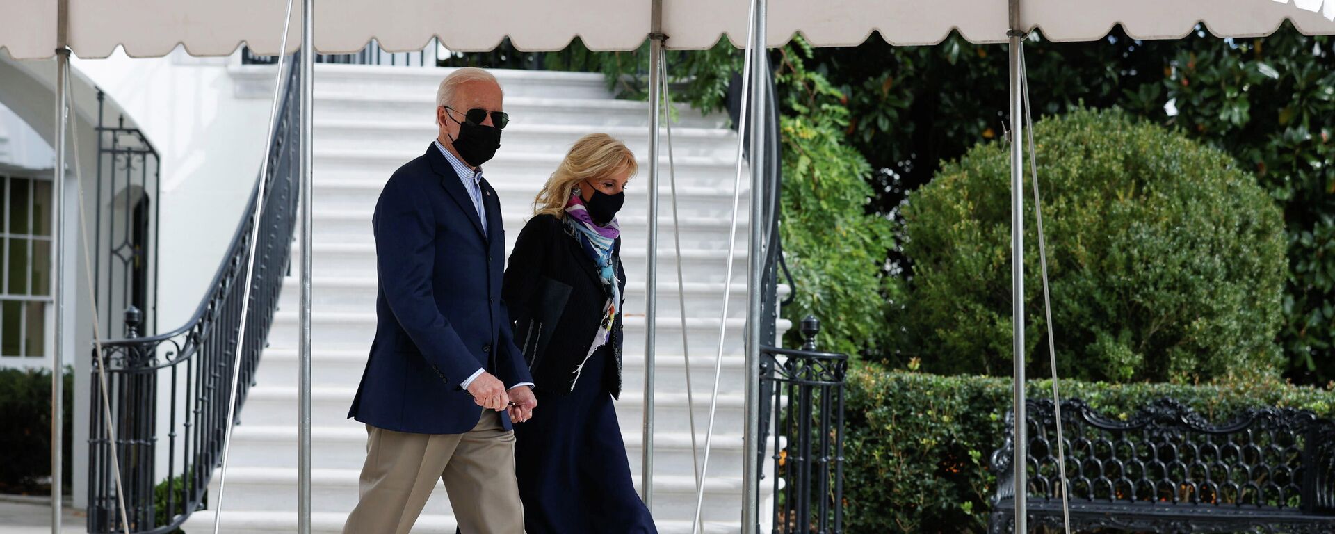 El presidente de Estados Unidos, Joe Biden, camina con la primera dama Jill Biden antes de viajar a Italia, en Washington, Estados Unidos, el 28 de octubre de 2021 - Sputnik Mundo, 1920, 29.10.2021