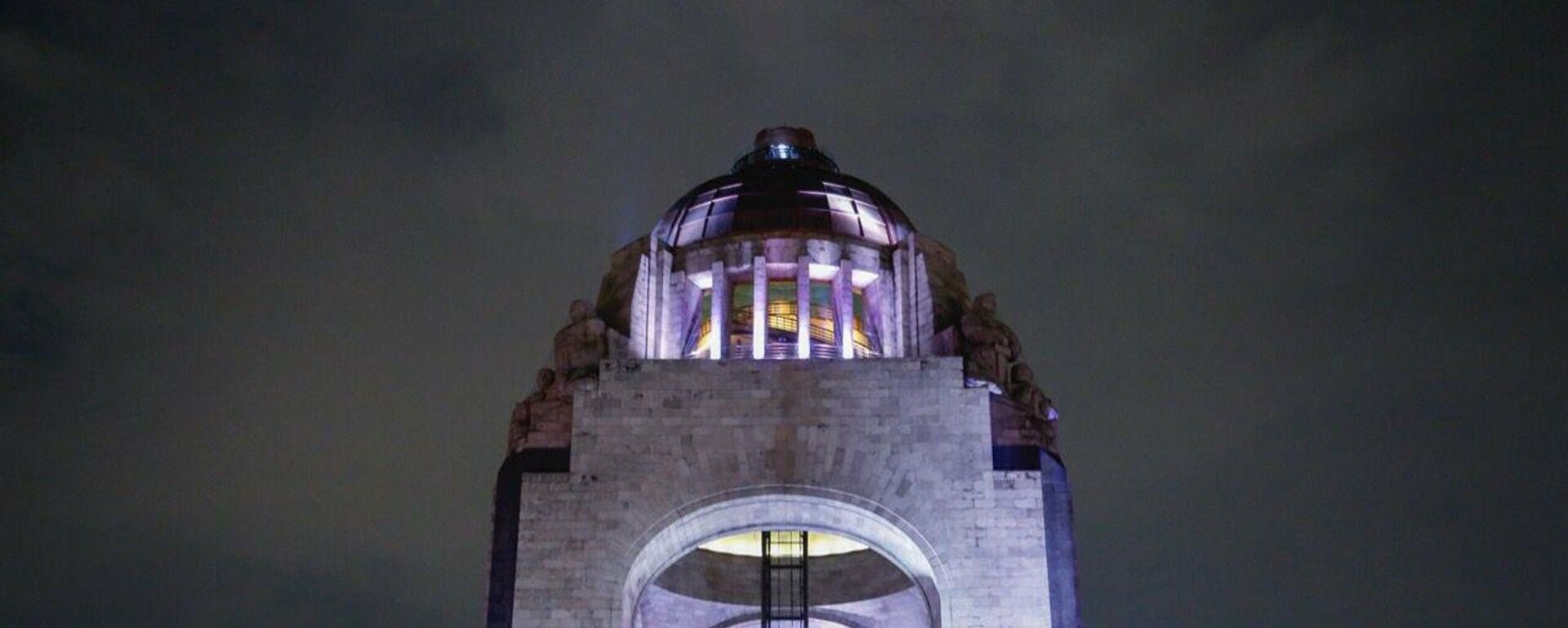 Edificio se iluminan de blanco en la Ciudad de México - Sputnik Mundo, 1920, 29.10.2021