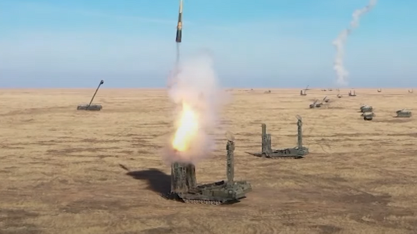 Rusia muestra el lanzamiento simultáneo de múltiples misiles antiaéreos - Sputnik Mundo