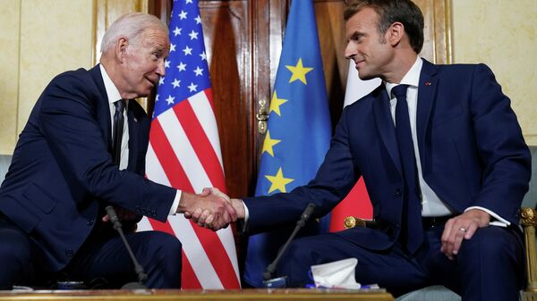 Joe Biden, presidente de EEUU, y Emmanuel Macron, presidente de Francia, antes del encuentro G20 en Roma (Italia), el 29 de octubre del 2021 - Sputnik Mundo