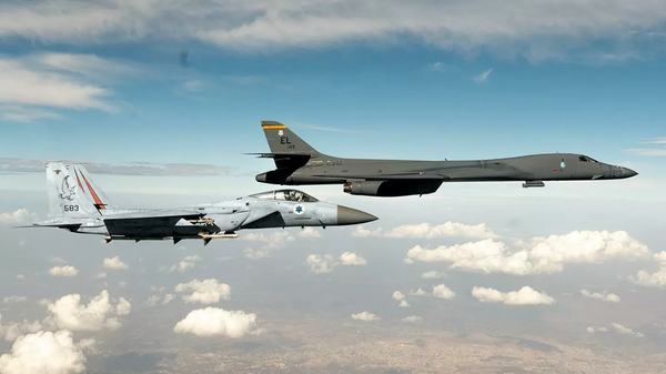 Cazas F-15 de Israel escoltan un bombardero B-1B de EEUU, el 30 de octubre del 2021 - Sputnik Mundo