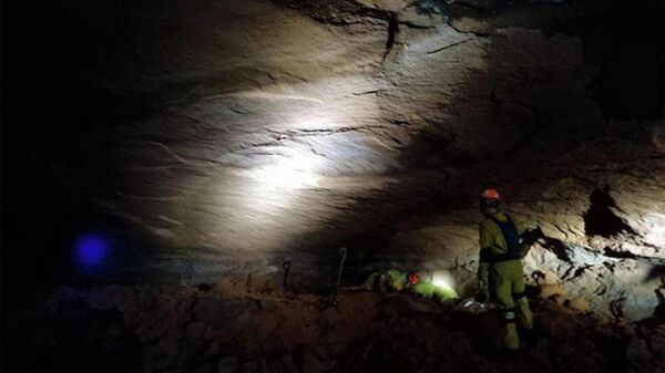 Bombero en una cueva en la zona de Gruta Duas Bocas, Brasil, tras su colapso - Sputnik Mundo