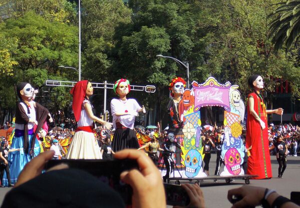 Como una forma de promover la reactivación económica, el Gobierno de la Ciudad de México realizó el Festival del Cempasúchil en el Bosque de Chapultepec y Reforma, donde productores de plantas de Tláhuac y Xochimilco venden sus productos. - Sputnik Mundo
