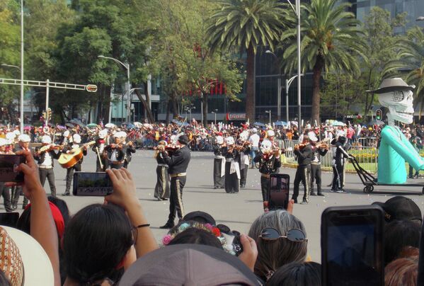 La jefa de Gobierno de la Ciudad de México, Claudia Sheinbaum, aseguró que el desfile será un homenaje para las personas fallecidas por COVID-19 y se realiza en medio de los festejos por los siete siglos de historia de la capital y 200 años de la consumación de la Independencia. La jefa de Gobierno de la Ciudad de México, Claudia Sheinbaum, aseguró que el desfile será un homenaje para las personas fallecidas por COVID-19 y se realiza en medio de los festejos por los siete siglos de historia de la capital y 200 años de la consumación de la Independencia. - Sputnik Mundo