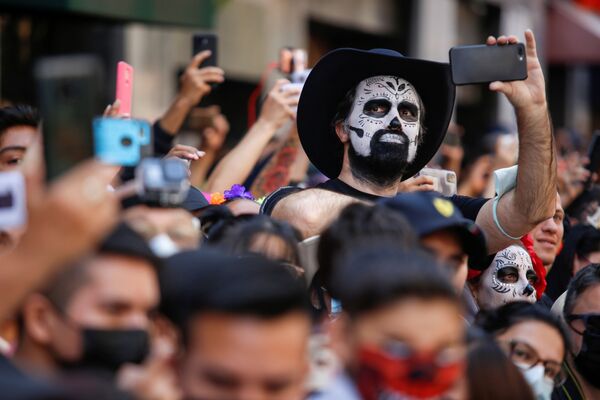 Cientos de espectadores asisten a ver el desfile anual del Día de Muertos que se lleva a cabo en la Ciudad de México. - Sputnik Mundo