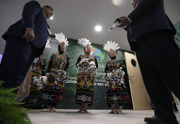 Bailarines indonesios actúan en la inauguración de la COP26. - Sputnik Mundo
