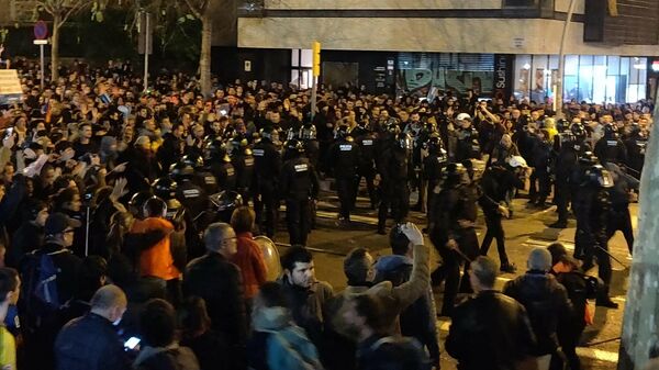 Pelea multitudinaria entre Boixos Nois e independentistas a las puertas del Camp Nou en Barcelona (Archivo) - Sputnik Mundo