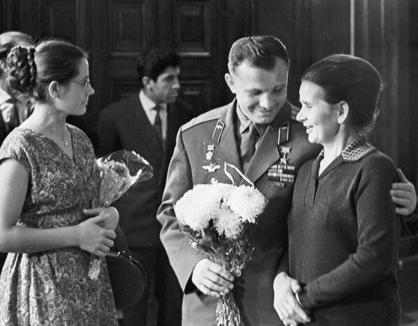 Otra figura destacada presente en la boda fue el primer cosmonauta de la historia, Yuri Gagarin, amigo personal de la pareja.En la foto: Yuri Gagarin (centro) y su esposa Valentina Gagarina (izquierda) le hablan a Elena Fedorovna Tereshkova (derecha), la madre de la primera mujer-cosmonauta. - Sputnik Mundo
