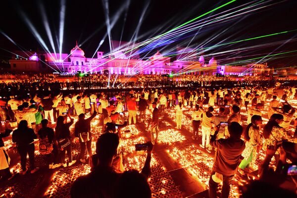 El Diwali es la entrada del año nuevo hindú, y una de las noches más significativas y alegres del año.En la foto: la celebración del Diwali en Ayodhya (la India) - Sputnik Mundo