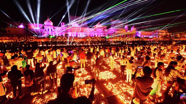 Celebración del Diwali en Ayodhya (la India) - Sputnik Mundo
