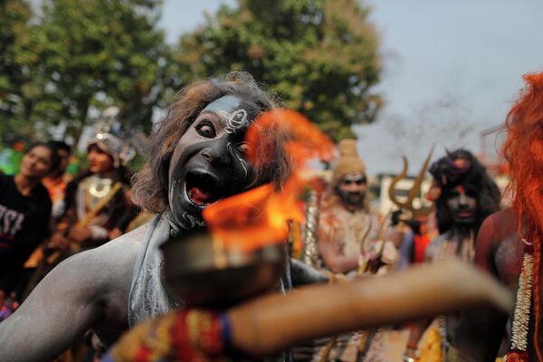 Los hinduistas celebran la muerte del demonio Narakasura a manos de Krishna —la encarnación del dios máximo Vishnu— y la liberación de las 16.000 doncellas que este tenía prisioneras.En la foto: la celebración del Diwali en Ayodhya (la India) - Sputnik Mundo