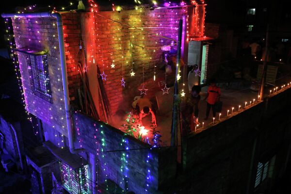 Las casas se limpian de forma especial y se adornan con diversos motivos y lámparas de aceite o velas que se encienden al atardecer.En la foto: la celebración del Diwali en Calcuta (la India) - Sputnik Mundo