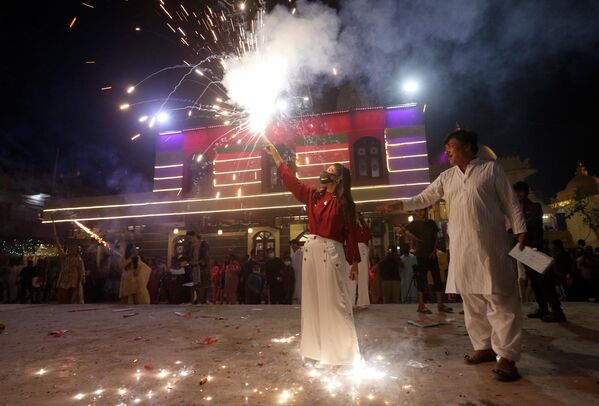 El simbolismo de la fiesta consiste en la necesidad de avanzar hacia la luz de la verdad desde la ignorancia.En la foto: la celebración del Diwali en Karachi (Pakistán) - Sputnik Mundo