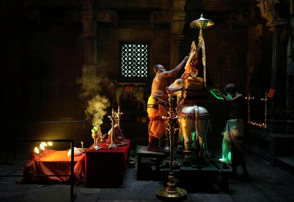 Y los budistas, cuya religión surgió mucho después, a finales del siglo VI a.C, lo celebran como el día en que el emperador Ashoka se convirtió al budismo.En la foto: la celebración del Diwali en Colombo (Sri Lanka) - Sputnik Mundo