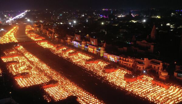 Este festival se celebra entre los meses de asvina y kartika del calendario lunar hindú, que usualmente se ubican entre octubre o noviembre del calendario gregoriano.En la foto: la celebración del Diwali en Ayodhya (la India) - Sputnik Mundo