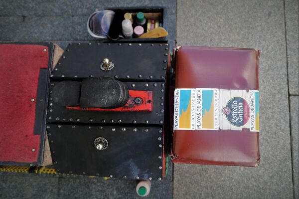 Caja de utensilios de Ramiro, uno de los limpiabotas mexicano de la Gran Vía de Madrid - Sputnik Mundo