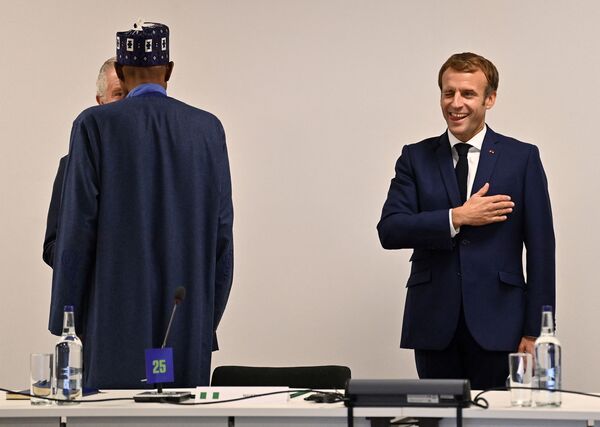 El presidente de Francia, Emmanuel Macron, hace un guiño en la 26 Cumbre del Clima de la ONU. - Sputnik Mundo