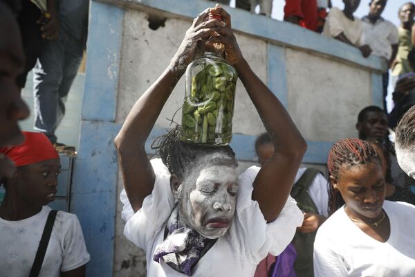 Una mujer poseída por un espíritu durante una ceremonia vudú, en Haití. - Sputnik Mundo