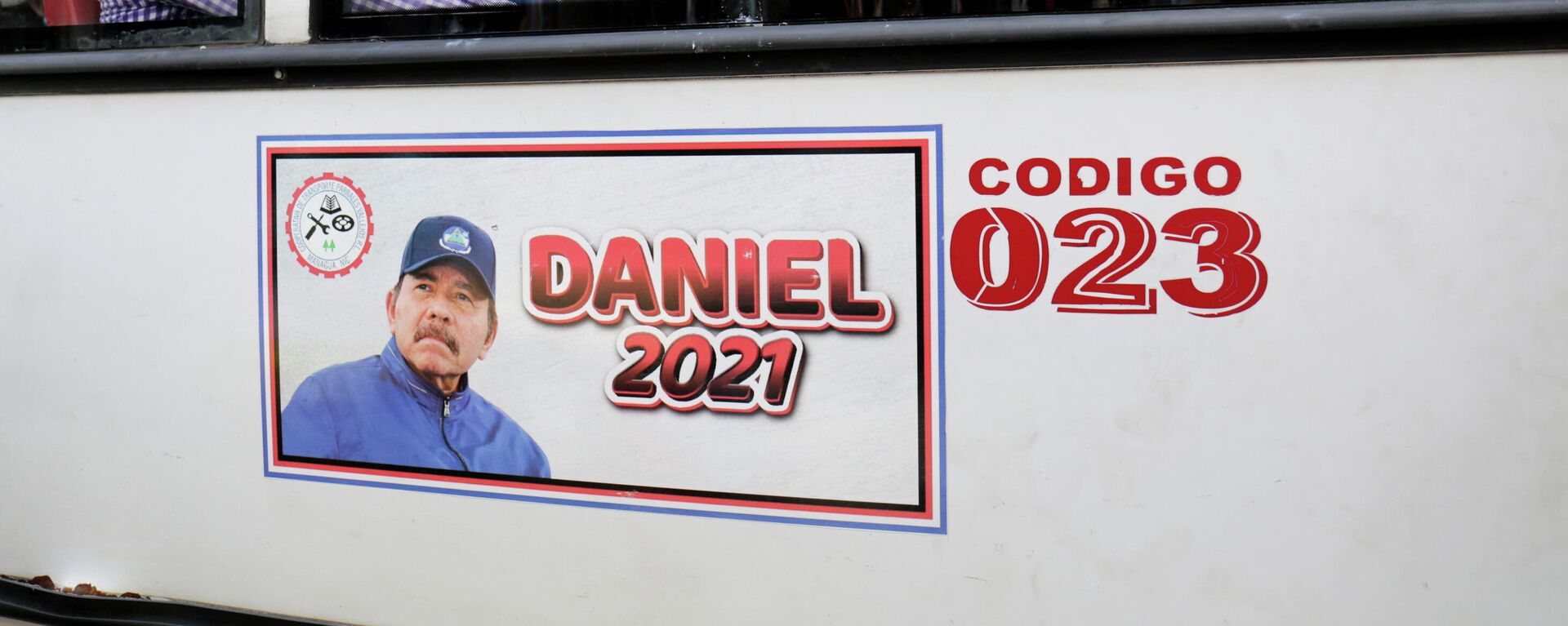 Un autobús con un cartel del presidente y candidato presidencial Daniel Ortega en Managua, Nicaragua - Sputnik Mundo, 1920, 06.11.2021