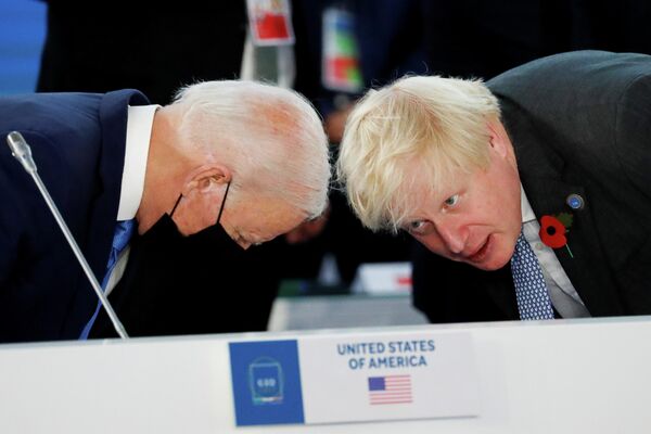 El presidente estadounidense, Joe Biden, y el primer ministro británico, Boris Johnson, en una mesa redonda celebrada en el marco de la Cumbre del G20 en Roma. - Sputnik Mundo
