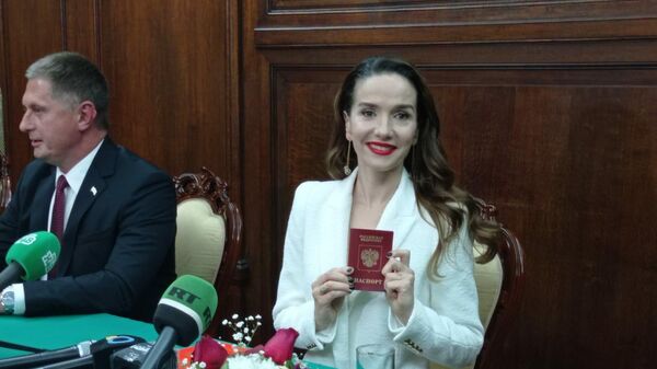 Natalia Oreiro recibe el pasaporte ruso - Sputnik Mundo
