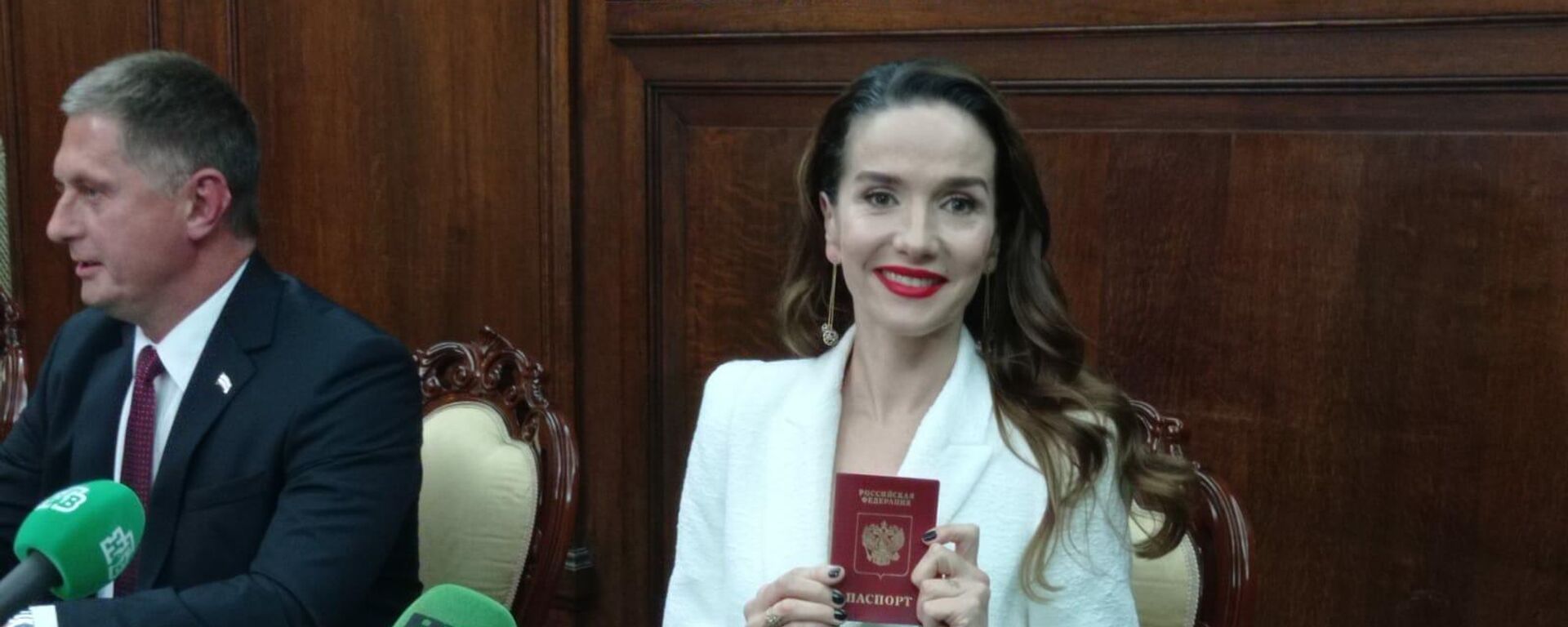 Natalia Oreiro recibe el pasaporte ruso - Sputnik Mundo, 1920, 10.11.2021