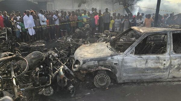 Consecuencias de la explosión de un camión cisterna en la capital de Sierra Leona, Freetown - Sputnik Mundo
