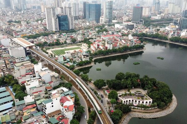 El metro conecta el centro de Hanói con las nuevas zonas residenciales periféricas de la ciudad. Los trenes circularán por un riel elevado de 13 kilómetros. - Sputnik Mundo