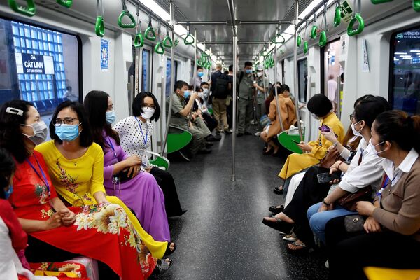 Pasajeros en el primer tren de metro puesto en marcha en Hanói. Pasajeros en el primer tren de metro puesto en marcha en Hanói. - Sputnik Mundo