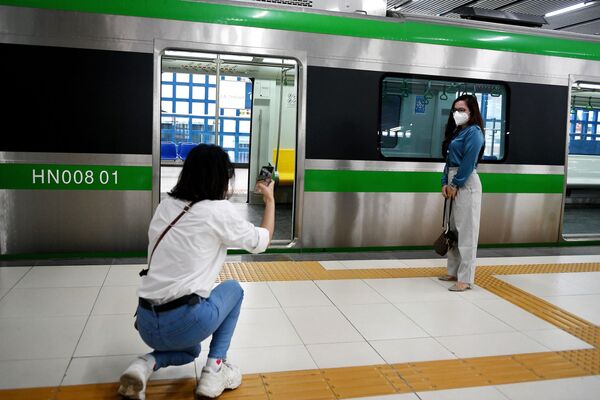 La construcción de la primera línea de metro de Hanói comenzó en 2011 y su puesta en marcha estaba prevista para enero de 2014. Sin embargo, este plazo se pospuso debido a las dificultades para despejar el terreno para las futuras instalaciones subterráneas, lo que aumentó los costes de construcción en un 160%. - Sputnik Mundo