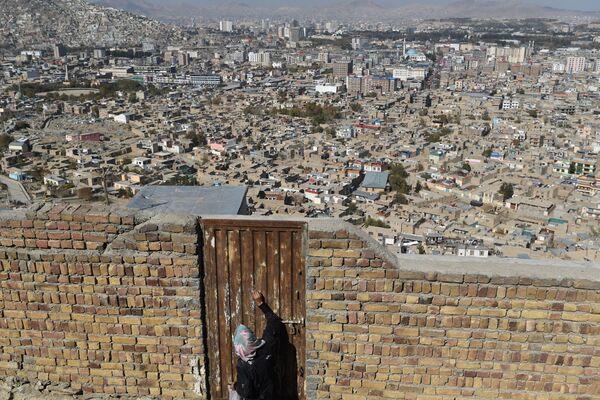 Un sanitario marca la puerta de una casa tras administrar la vacuna contra la polio durante una campaña de vacunación en el casco antiguo de Kabul (Afganistán), el 8 de noviembre de 2021. - Sputnik Mundo