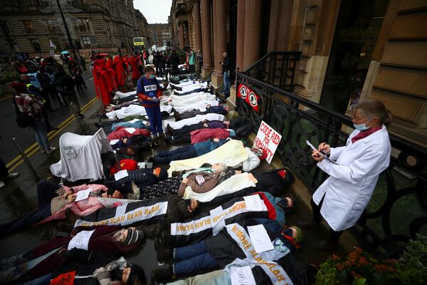 Activistas de Extinction Rebellion protestan frente al edificio Mercer durante la Conferencia de las Naciones Unidas sobre el Cambio Climático (COP26), en Glasgow (Escocia), el 8 de noviembre de 2021. - Sputnik Mundo