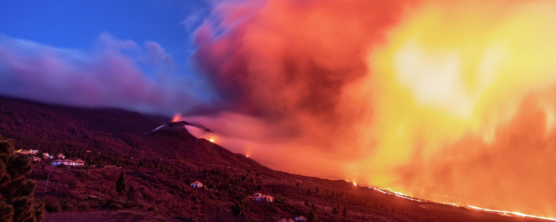 Nube de ceniza y lava que salen del volcán de Cumbre Vieja, a 12 de noviembre de 2021, en Tacande de Abajo, Santa Cruz de Tenerife, Canarias (España) - Sputnik Mundo, 1920, 13.11.2021