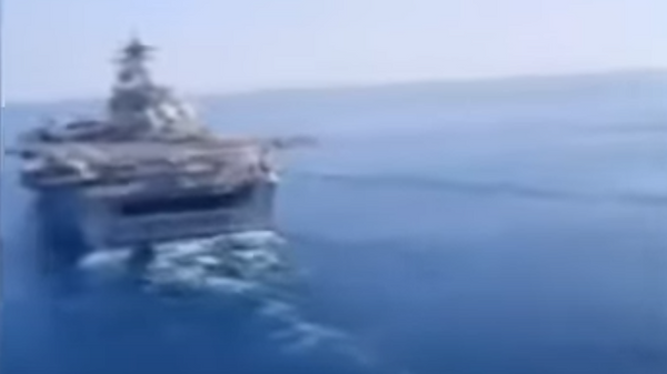 Video: un helicóptero iraní sobrevuela un portaviones estadounidense en las aguas del golfo Pérsico - Sputnik Mundo