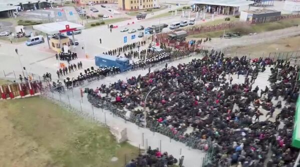 El Comité Estatal de Fronteras de Bielorrusia informó que los migrantes recogieron su ropa de abrigo, tiendas de campaña, sacos de dormir, se organizaron en una gran columna y comenzaron a moverse hacia el puesto de control. - Sputnik Mundo
