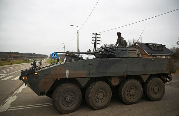 Las autoridades polacas trasladaron a la frontera fuerzas adicionales y equipos militares, incluso cañones de agua y un helicóptero de combate. - Sputnik Mundo