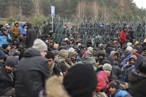 Los periodistas informaron que los migrantes &quot;con sus propias manos estaban despejando el área&quot; del alambre de púas de Bruzgi. Luego, una multitud de refugiados irrumpió y demolió parte de la valla. - Sputnik Mundo