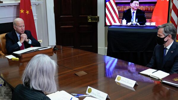 El presidente de EEUU, Joe Biden, y el presidente de China, Xi Jinping, en la reunión virtual  - Sputnik Mundo