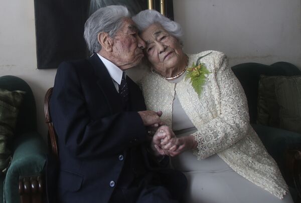 La pareja ecuatoriana Julio Cesar Mora Tapia, de 110 años, y Waldramina Maclovia Quinteros Reyes, de 104 años, reconocidos por los Guinness World Records como la pareja casada más vieja del mundo. Sin embargo, Mora falleció en octubre de 2020. - Sputnik Mundo