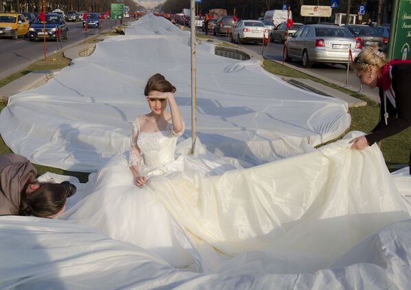 La modelo Emma Dumitrescu posa con el vestido de novia con la cola más larga del mundo (casi tres kilómetros) en Bucarest (Rumanía). - Sputnik Mundo