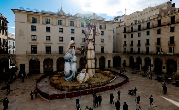 Las personas visitan un pesebre de 18 metros de altura en Alicante (España) el 4 de diciembre de 2020, el cual rompió el récord de &#x27;las figuras de belén más grandes&#x27; del mundo. - Sputnik Mundo