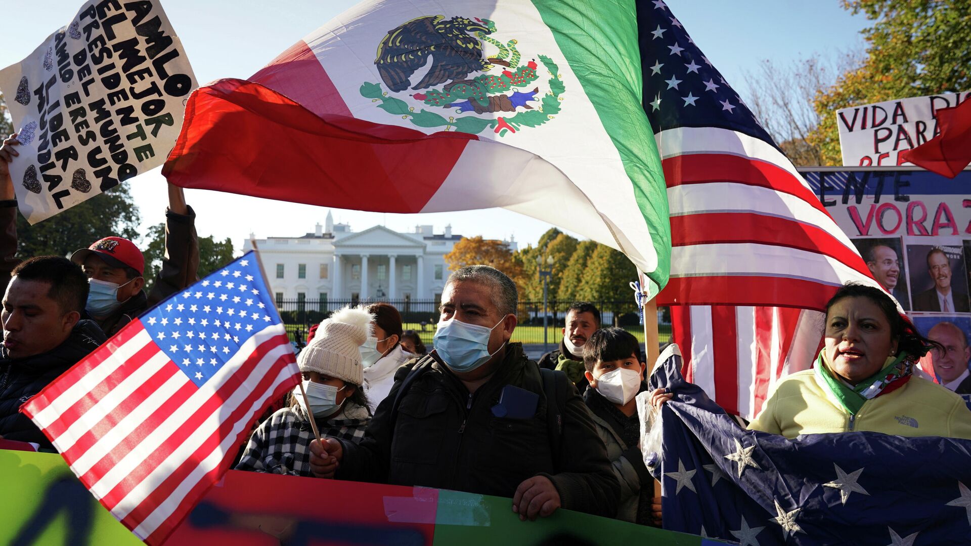 Los migrantes mexicanos esperan la visita del presidente de México, Andrés Manuel López Obrador, a Washington - Sputnik Mundo, 1920, 03.12.2021