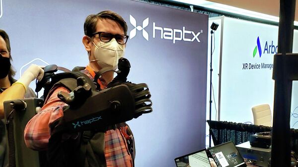 Creadores de guantes de alta tecnología HaptX - Sputnik Mundo