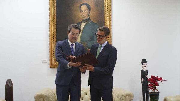 El encargado de negocios de España en Caracas, Ramón Santos Martínez y el canciller de Venezuela, Félix Plasencia - Sputnik Mundo